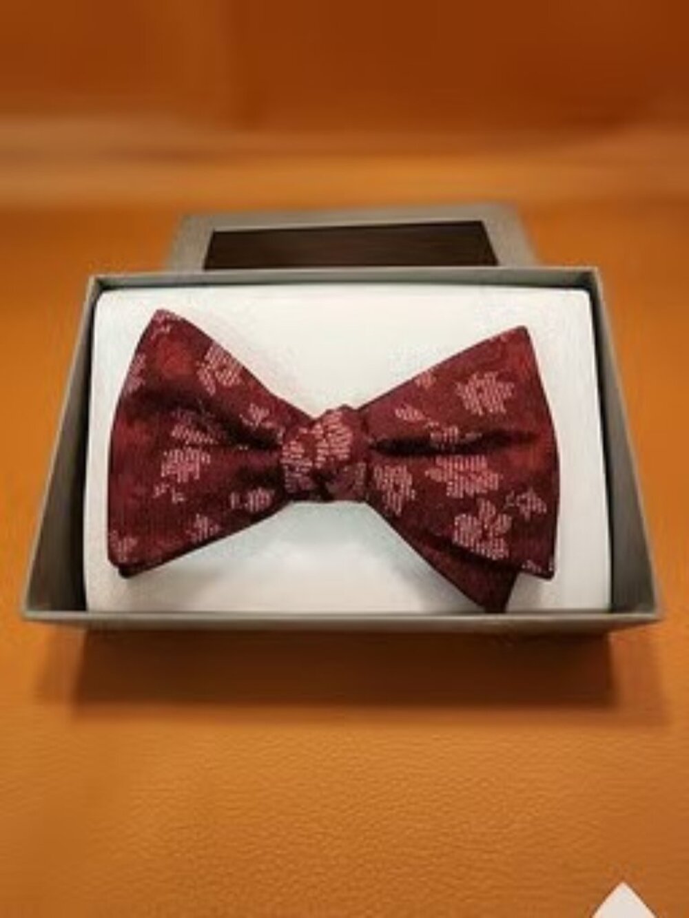 JOS A. BANK BOW TIE - BURGUNDY PATTERN - GIFT BOXED - NWT - MSRP $68